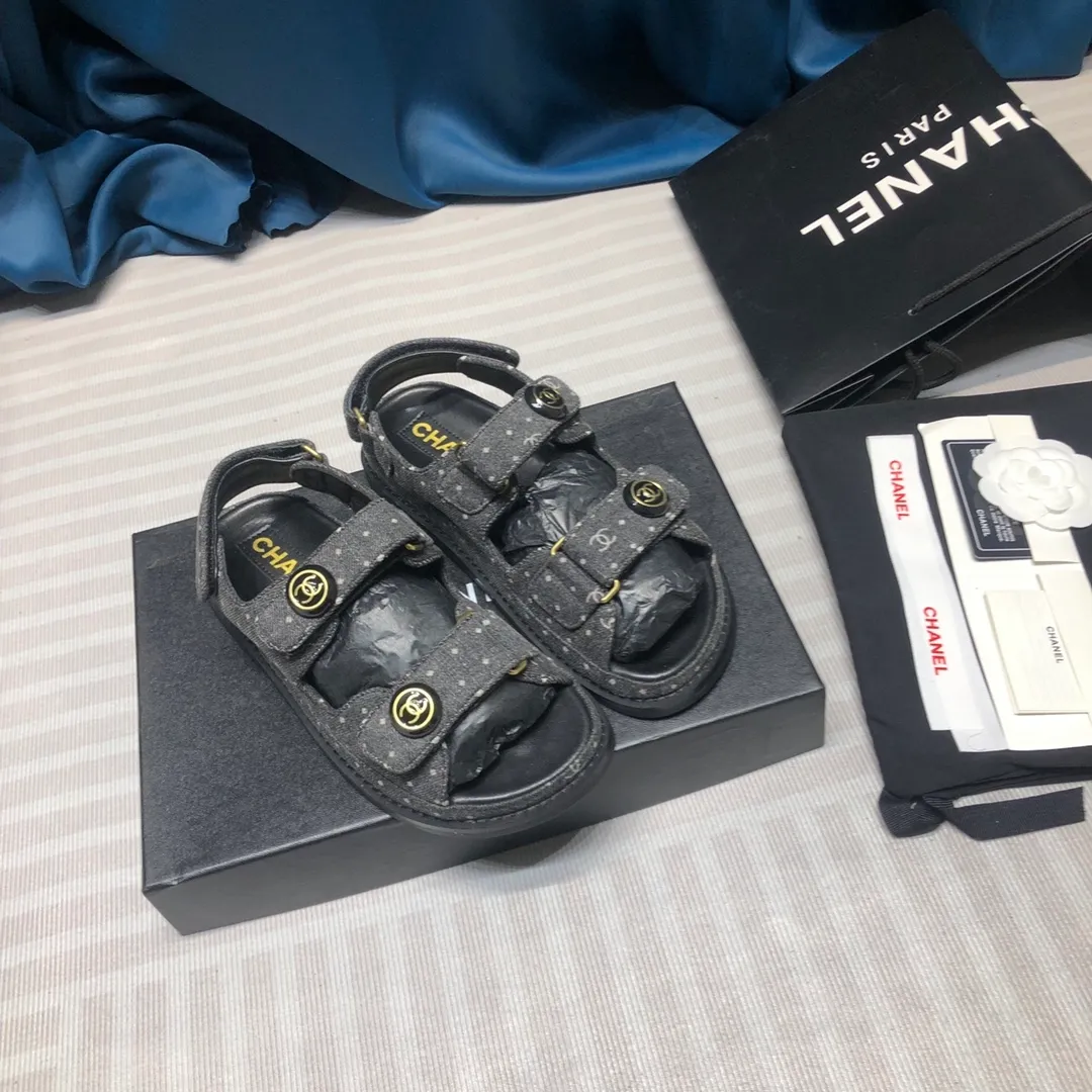 👟👟Ex-factory price 480👟👟Chanel 2025ss new Velcro sandals, top counter quality (welcome🆚comparison)💪 ⚠️As Chanel's classic shoe king, it is a hot item every summer. Once you start wearing sandals in summer, sports shoes will be relegated to the sidelines! Haha, the pattern will change a little every year, ⚠️2020 Chanel Spring and Summer New Season Double C Velcro Casual Sandals, 💯The upper adds more fashionable elements of Xiaoxiang, ⚠️Lingge electric embroidery. The upper is cowhide and the lining is sheepskin. It is comfortable and breathable to wear. It is very comfortable and versatile. ⚠️A very comfortable sandal for the feet! Size 35-40 (custom-made for 41)